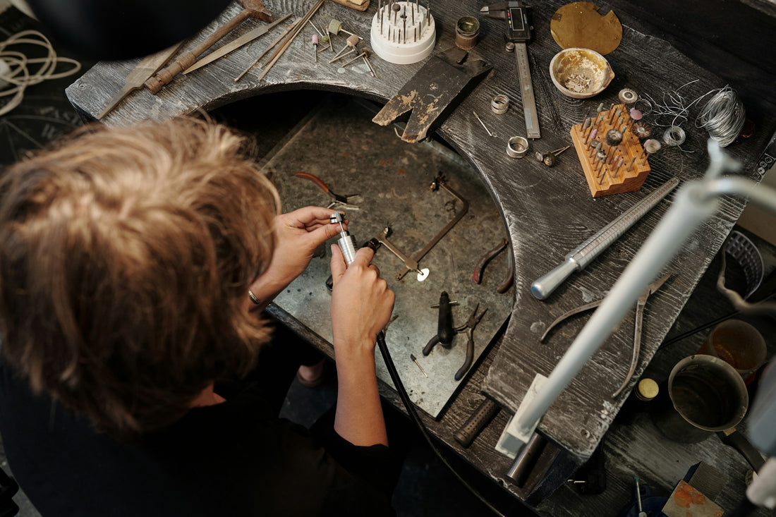 Dans les coulisses de la création : l’artisanat et l’écoresponsabilité au cœur de nos bijoux