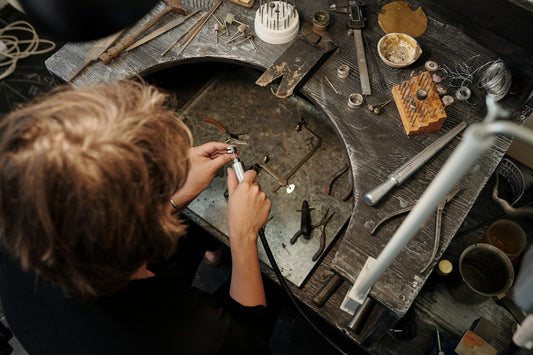Dans les coulisses de la création : l’artisanat et l’écoresponsabilité au cœur de nos bijoux